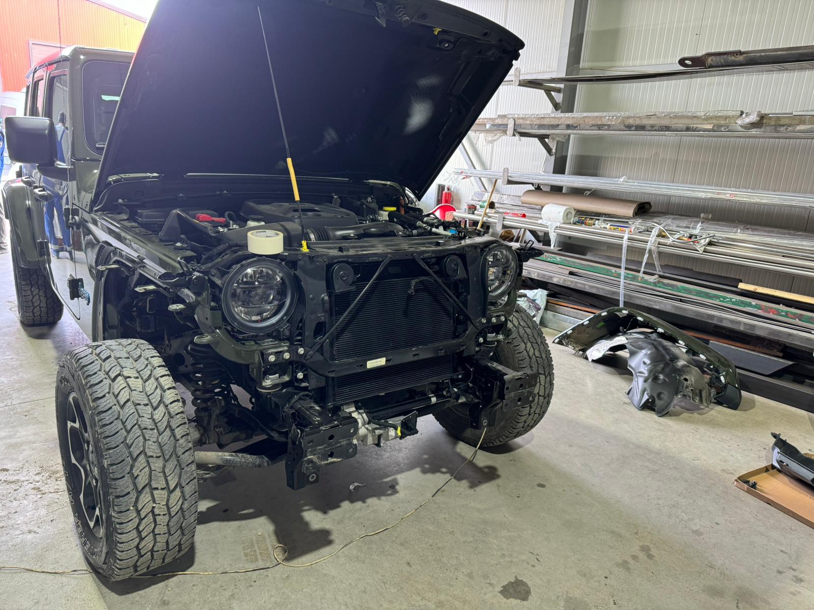 Atelier auto cu Jeep demontat și piese pregătite pentru aplicarea Bullet Liner.