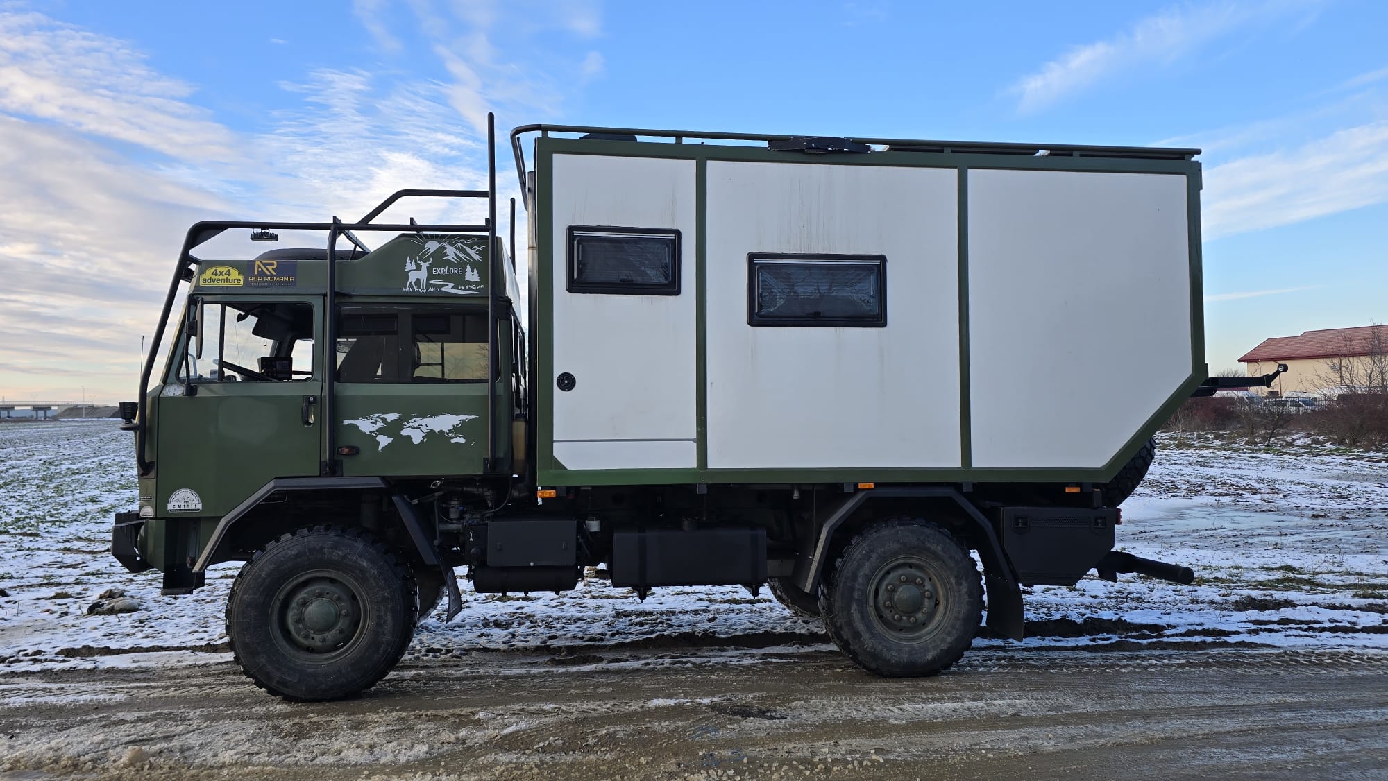 Vehicul 4x4 de expediție finalizat, cu zone inferioare și elemente expuse protejate Bullet Liner.