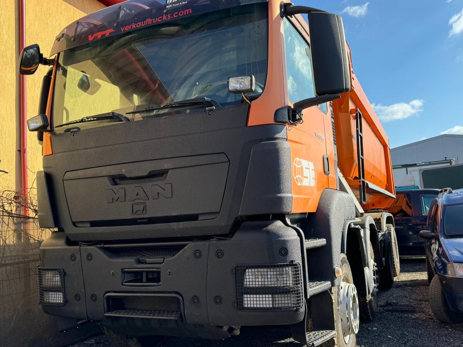 Camion greu surprins din față, cu panourile expuse și zonele de lucru protejate Bullet Liner.