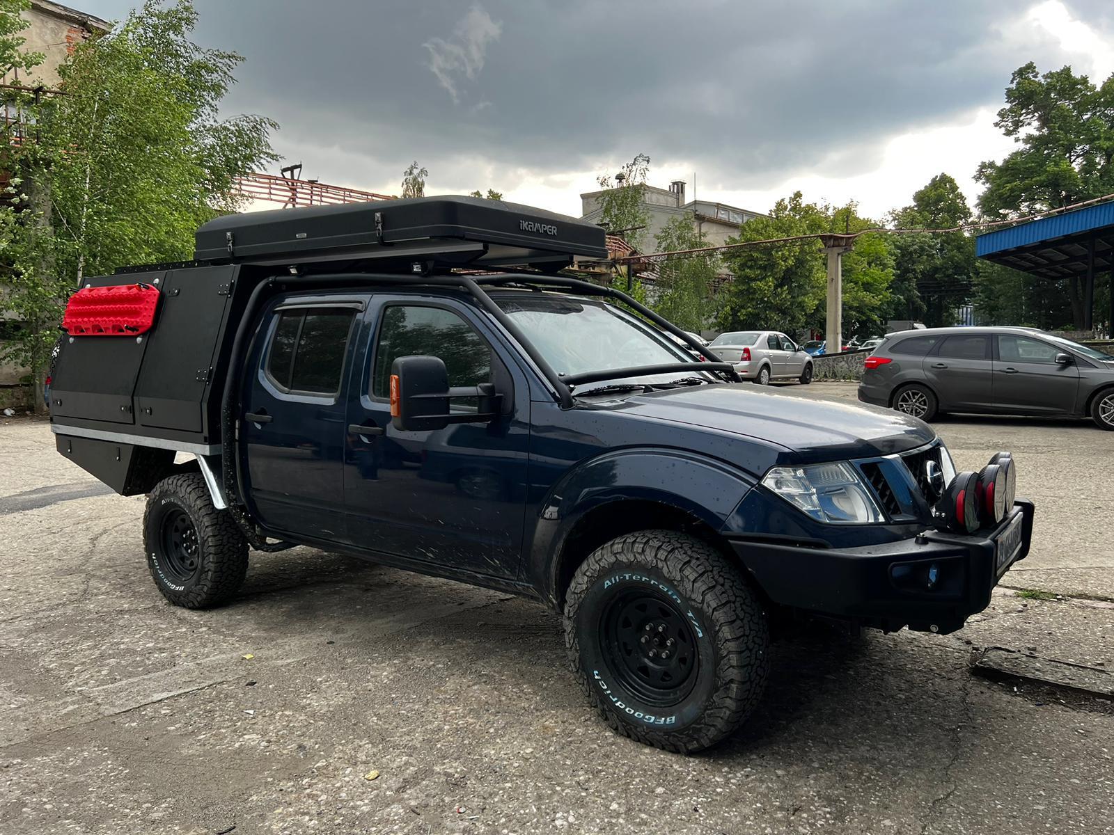 Camion de expediție pregătit pentru drum lung, cu suprafețe expuse protejate pentru utilizare reală.