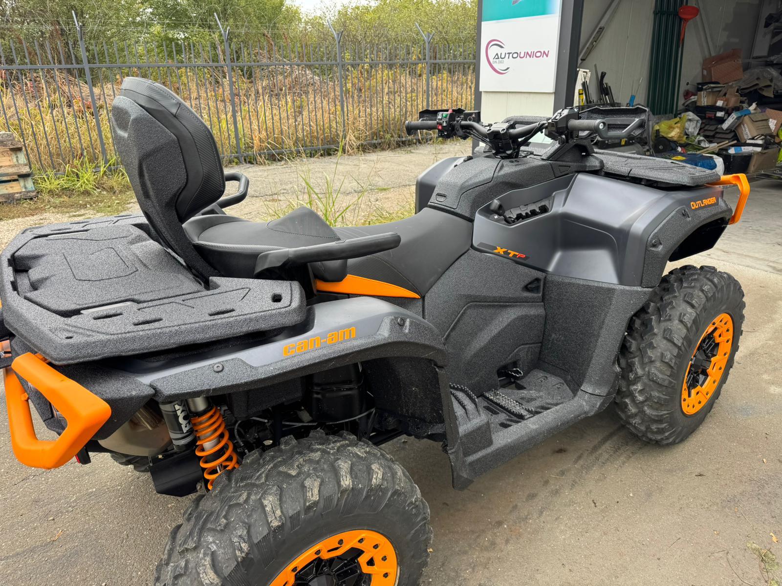 ATV real Bullet Liner surprins lateral, cu suprafețele de contact și muchiile pregătite pentru noroi și frecare.