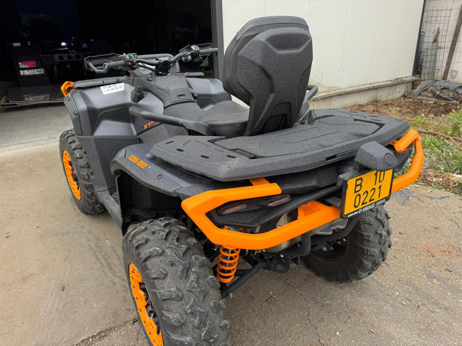 ATV real Bullet Liner surprins din spate, cu muchiile și zonele de încărcare protejate pentru teren și spălări dese.