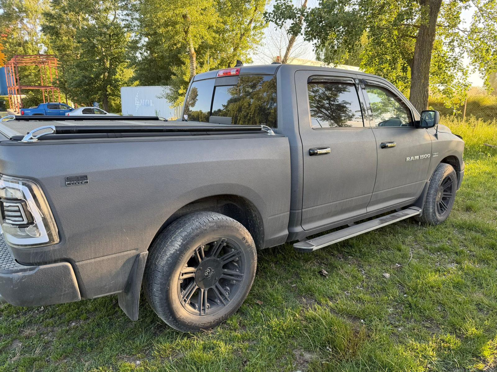 Pickup 4x4 pregătit pentru trasee lungi, cu zone expuse protejate pentru teren real.