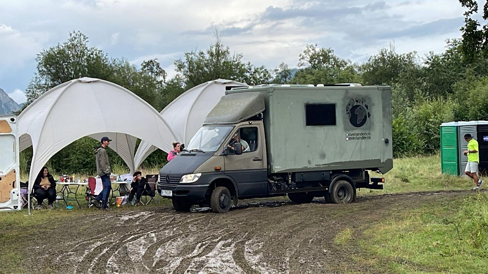 Camper box surprins într-un context real de overland, relevant pentru utilizarea în noroi, apă și murdărie.