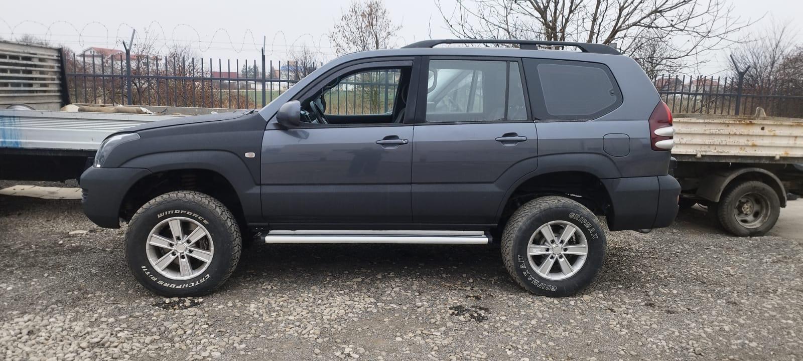 SUV 4x4 protejat cu Bullet Liner, fotografiat lateral pentru a reprezenta categoria vehicule.