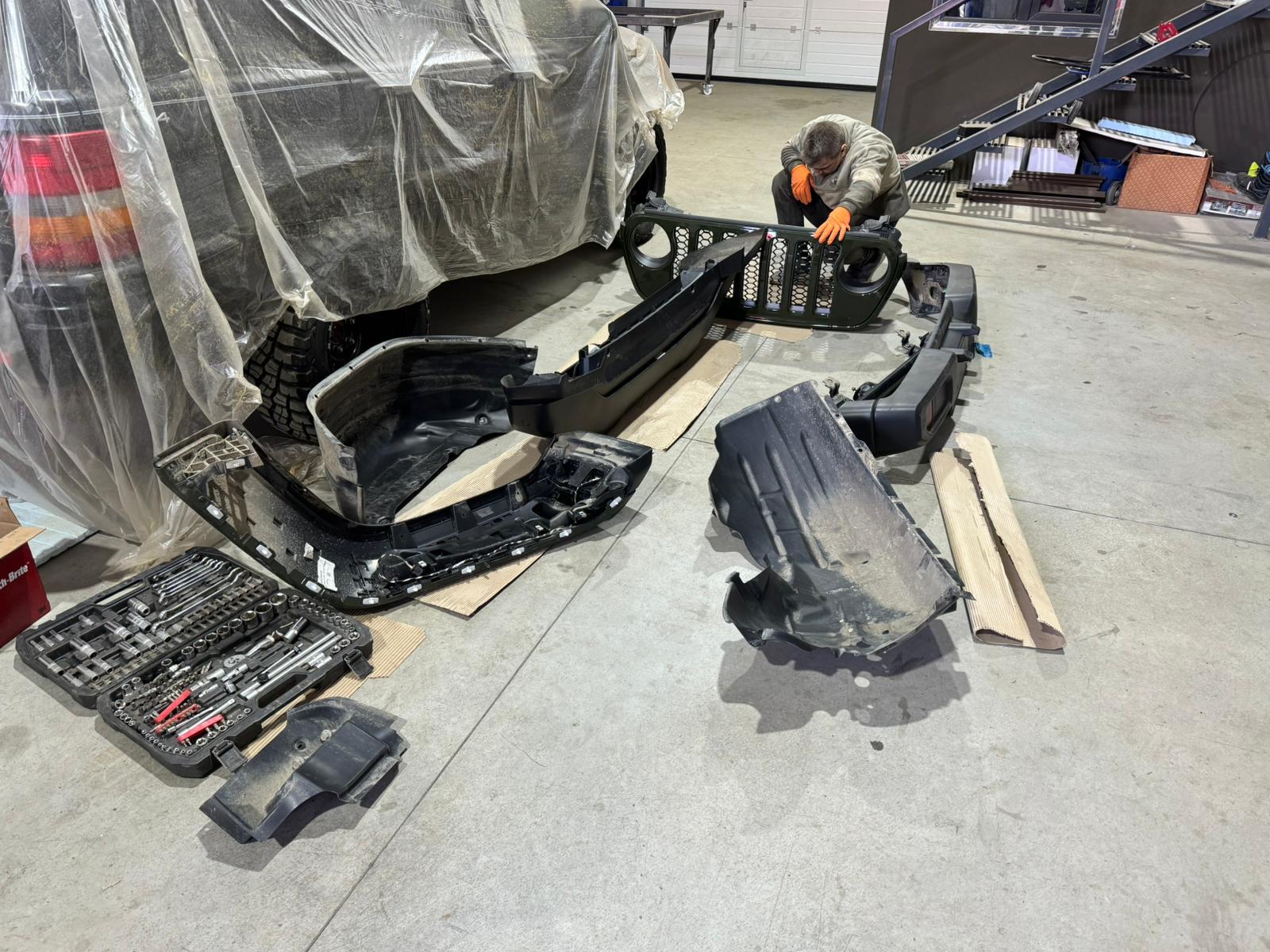 Pregătire reală în atelier pentru protecția unor elemente auto expuse.