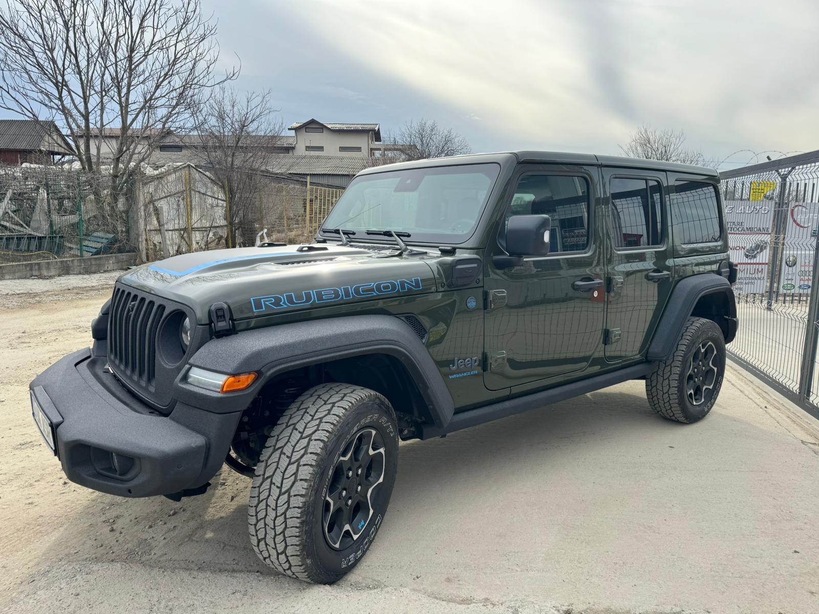 Jeep cu elemente protejate Bullet Liner, fotografiat din lateral pentru a evidenția textura și zonele expuse.