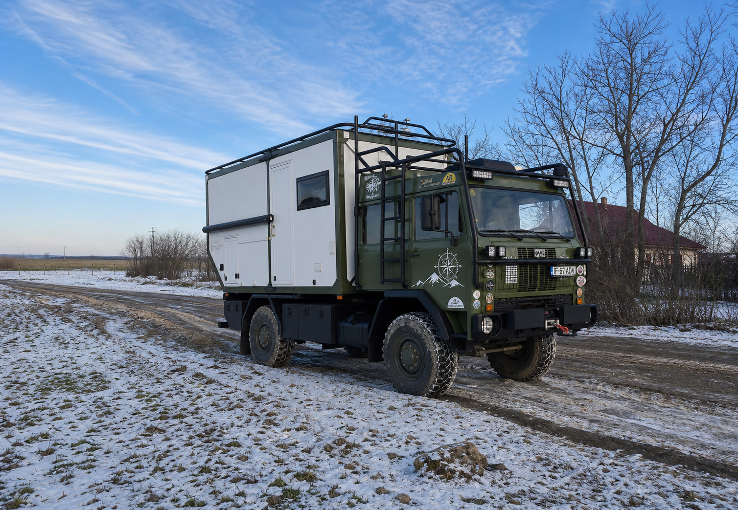 Vehicul 4x4 de expediție finalizat, surprins complet în exterior, pregătit pentru teren și vreme rece.